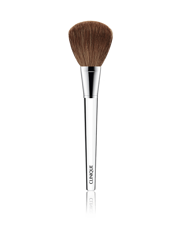 Powder Brush, 豐厚刷毛配合較大手柄設計，打造精致粉妝。