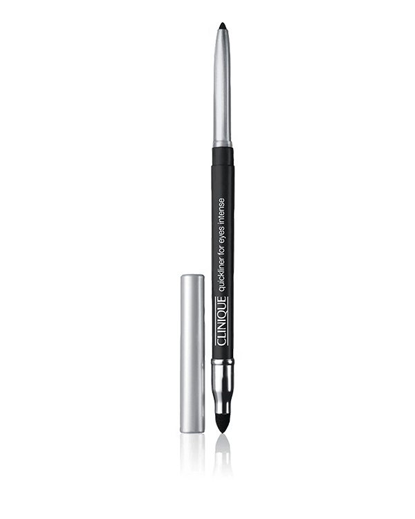 Quickliner For Eyes Intense, 筆芯柔軟滑順,可輕鬆勾勒顯色眼線。另一端暈色棉棒,則可輕輕暈開眼尾局部,打造深邃煙燻感眼妝。